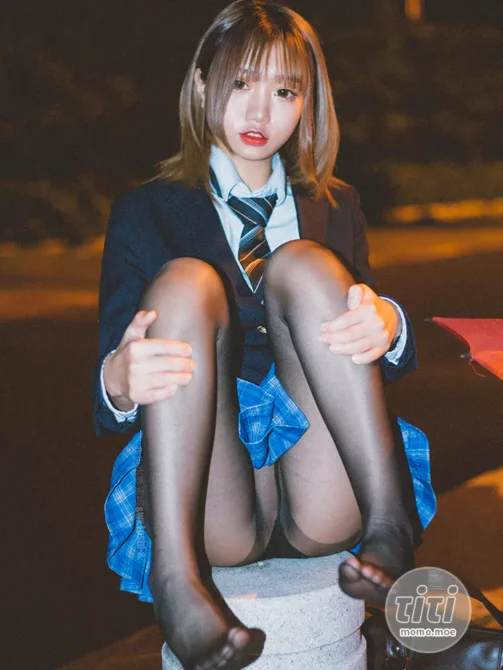 柒柒要乖哦 – NO.18 深夜公园JK [35P-311MB]