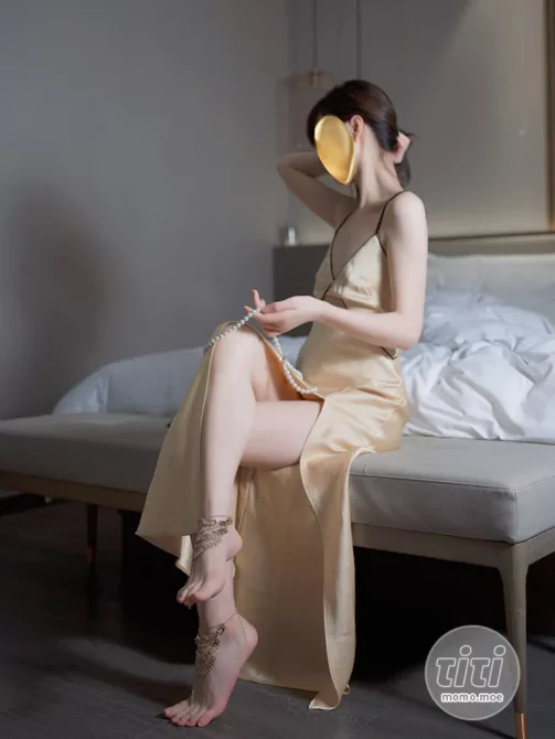 熏熏(禅院熏) – NO.005 金色礼服脚链 [32P-52MB]