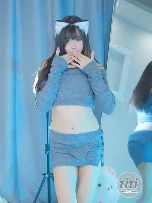 黏黏团子兔 – NO.032 (咬一口兔娘) 猫步轻俏 [1V-888MB]