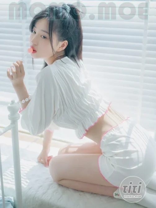 年年 – 爱吃棒棒糖的少女 [35P-123MB]