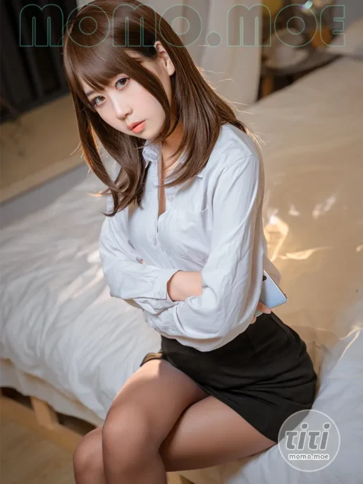 萌芽儿o0 – NO.056 开裆丝袜OL [26P-233M]